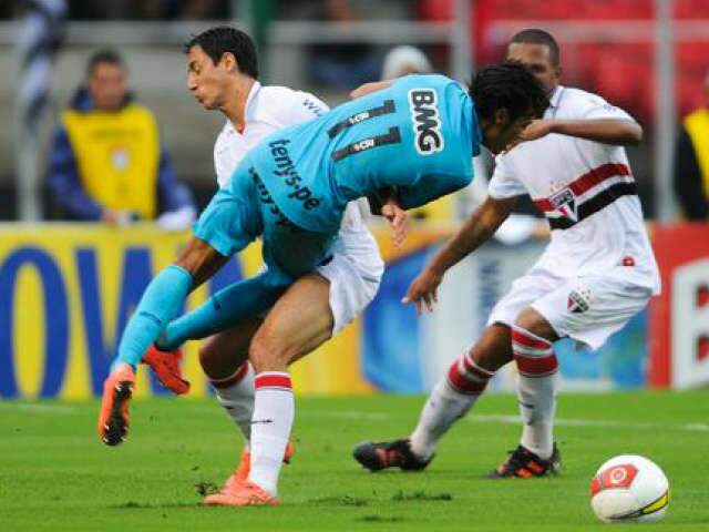  Neymar faz tr&ecirc;s gols e Santos elimina S&atilde;o Paulo na semifinal do Paulist&atilde;o
