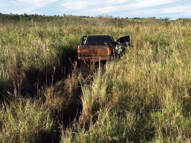 Camionete usada para o tr&aacute;fico e roubada em MG &eacute; abandonada em assentamento 