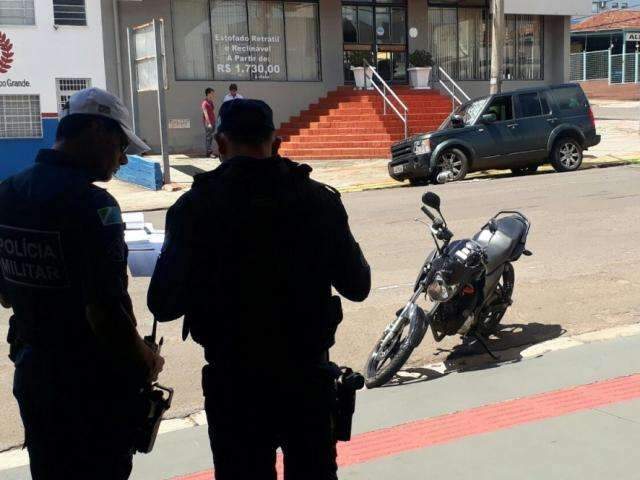 Atrasada para o trabalho, mulher sofre acidente com moto e &eacute; levada a Santa Casa