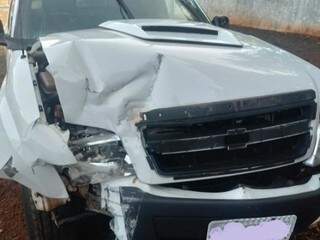 Parte frontal da camionete ficou bastante danificada. (Foto: MS Todo Dia) 