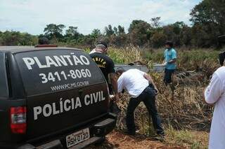 Populares encontraram o corpo do vendedor, que estava desaparecido desde sábado (Foto: Ademir Almeida/Dourados News)