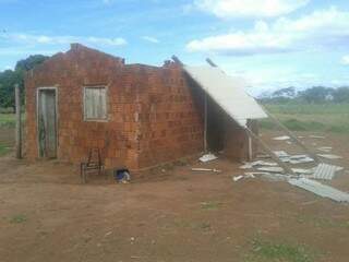Casa em Coronel Sapucaia teve o telhado totalmente arrancado por vendaval no início de outubro (Foto: divulgação / Prefeitura de Coronel Sapucaia)