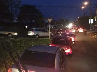 Fila de carros pela Avenida Três Barras no Vilas Boas, esta noite (19). (Foto: Direto das Ruas) 
