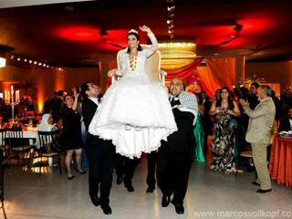 Levada pelo marido e homens da família, a noiva é apresentada como casada aos convidados. (Fotos: Marcos Vollkopf)