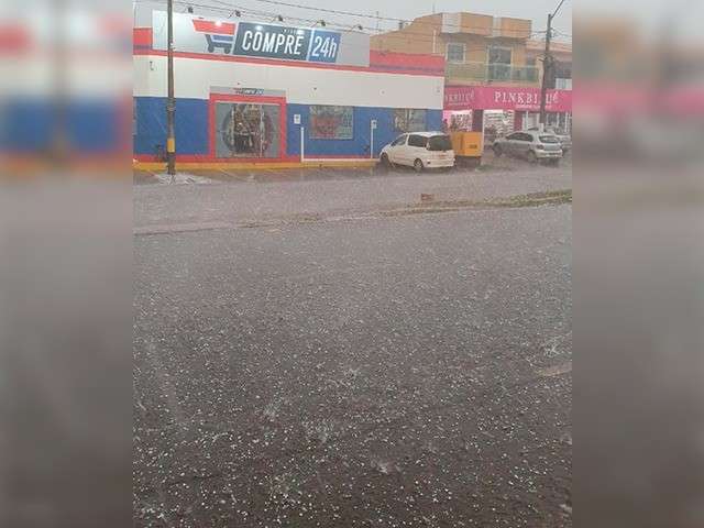 Ponta Por&atilde; tem chuva de granizo e meteorologistas alertam para tempestade em MS