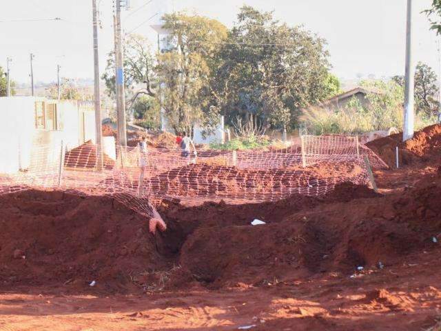Amigos caem em buraco de obra com cinco metros de profundidade 