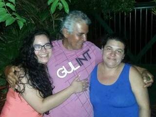 Aposentado Sergio Alfonso com familiares, no momento em que chegou em casa, na segunda-feira (15) (Foto: Reprodução/Facebook)