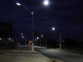 Rua iluminada ao lado da feira central, mas nos bairros escuridão impera, denuncia MP (Foto: Helio de Freitas)