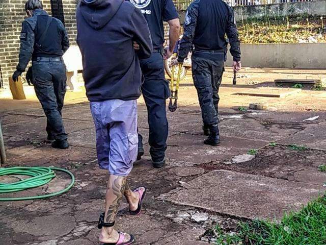 Em opera&ccedil;&atilde;o, pol&iacute;cia encontra traficante escondido na casa da prima