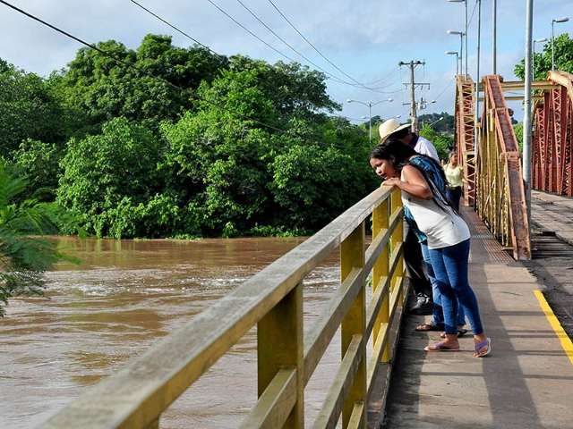 Rio sobe 8 metros, &aacute;gua invade casas e fam&iacute;lias s&atilde;o removidas para escola