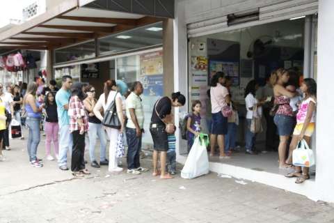 Casas Lotéricas lotam e clientes aguardam mais de uma hora por atendimento