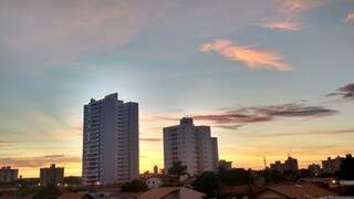 Registro do céu em Campo Grande nas primeiras horas do dia (Foto: André Bittar)