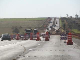 Obras na rodovia BR-163, sob responsabilidade da CCR (foto: Marcos Ermínio)