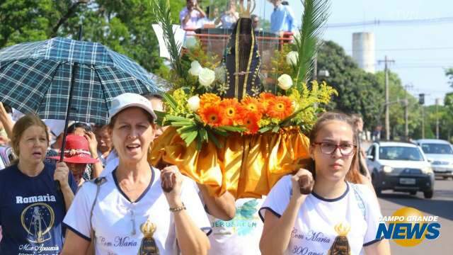Celebra&ccedil;&atilde;o a Nossa Senhora Aparecida lota par&oacute;quia em Campo Grande de devotos