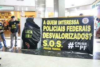 Com faixas e panfletos, policiais foram ao aeroporto protestar (Foto: Marcos Ermínio)