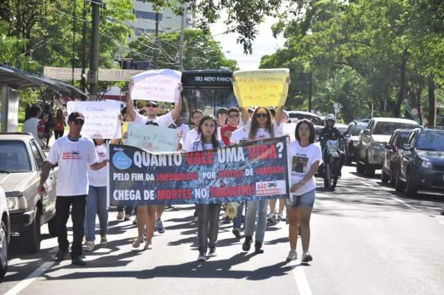 Fam&iacute;lias fazem passeata para cobrar mais rigor nos crimes de tr&acirc;nsito