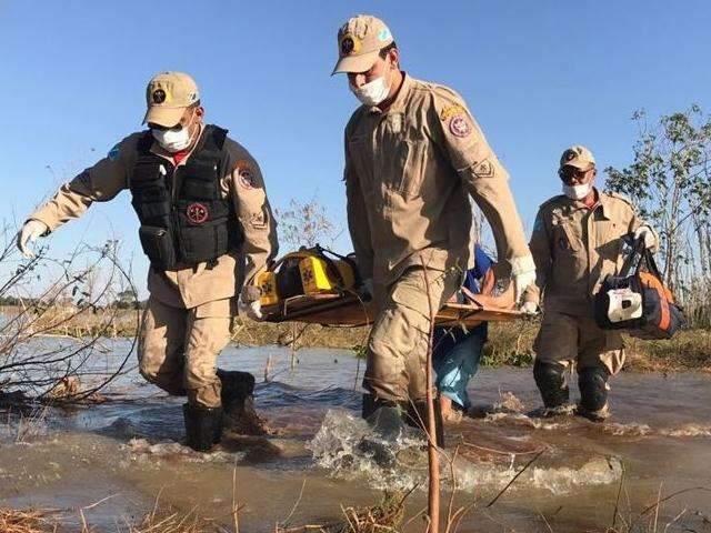 Rapaz &eacute; socorrido pelo Corpo de Bombeiros depois de se afogar em lago