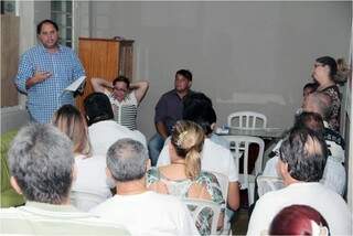 O vereador Mario Cesar conversa com representantes do Centro Comercial Condomínio Terminal do Oeste. (Foto: Divulgação)