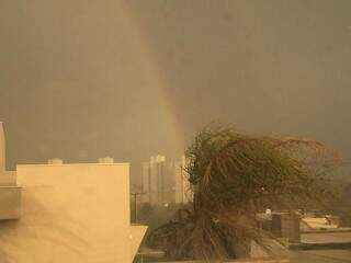 Chuva na região do Vilas Boas formou um arco-íris. (Foto: Bruna Kaspary)