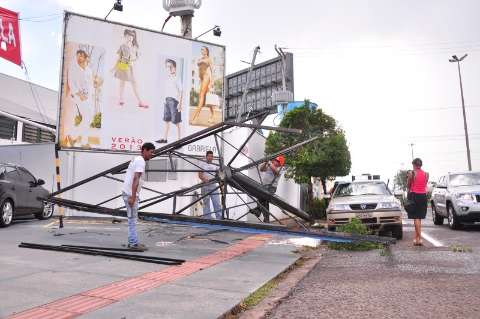 Painel de publicidade cai sobre carro na avenida Mato Grosso