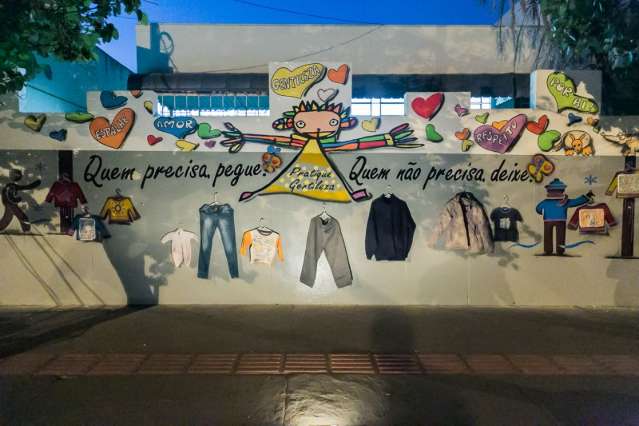 Campanha do agasalho da Pestalozzi usa muro de gentileza