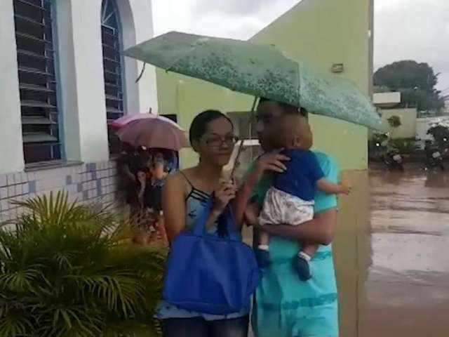 Fieis enfrentam chuva para celebra&ccedil;&otilde;es da Sexta-Feira Santa