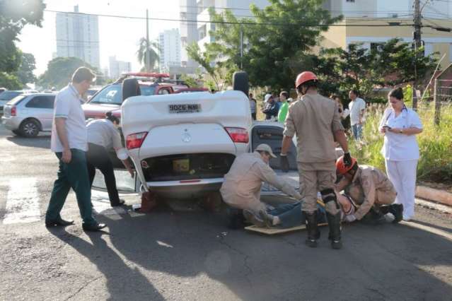 Homem de 73 anos fica ferido ap&oacute;s capotagem em cruzamento sinalizado 