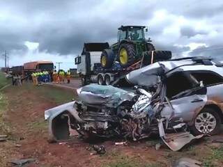 Carro ficou destruído após colidir com carreta na BR1 163. (Foto: Adilson Domingos)