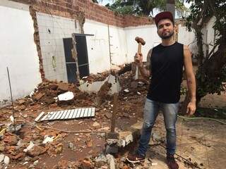Danilo começou demolindo a casinha com apenas uma marretinha (Foto: Guilherme Henri)