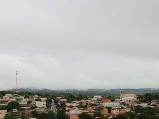 Quinta-feira (14) amanheceu parcialmente nublada e com chuva fraca em Camapuã. (Foto: Denilson Rodrigues)