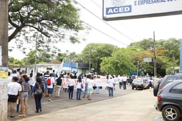 Universit&aacute;rios contra invas&atilde;o da UFGD iniciam tumulto em pr&eacute;dio de reitoria