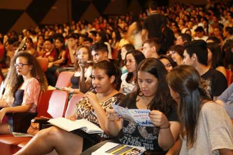 Aulão do Enem prepara alunos de forma descontraída com teatro