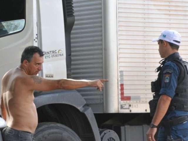 Motorista flagrado dirigindo b&ecirc;bado n&atilde;o paga fian&ccedil;a e &eacute; levado a pres&iacute;dio