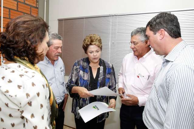Famasul entrega documento sobre invas&atilde;o de terras &agrave; presidente Dilma