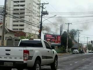 As faíscas das chamas ameaçavam atingir carros e transeuntes do local. (Foto:Direto das Ruas)