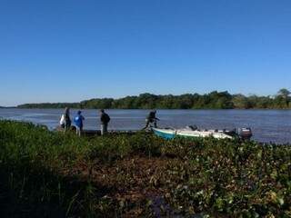 Quatro autuados por pesca ilegal no rio Paraná (Foto: PMA/ Divulgação)