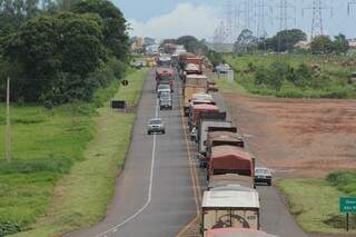 Acidente provocou congestionamento na rodovia. (Foto: Marcos Ermínio)