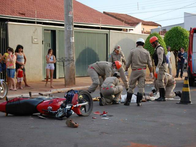  Motociclista tem fratura exposta em acidente no Arnaldo Estev&atilde;o Figueiredo