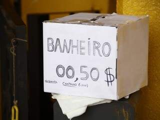 Para usar banheiro da praça, as pessoas precisam pagar, agora, R$ 0,50 (Foto: Marcos Ermínio)