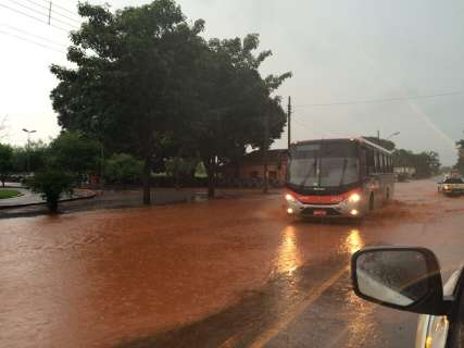 Forte chuva causa alagamentos em vários municípios do Estado