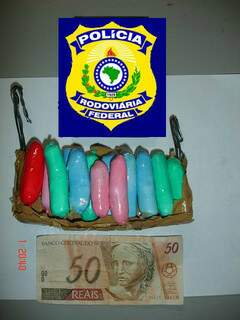 Cápsulas de cocaína e nota falsa apreendida com morador do interior de São Paulo. (Foto: Divulgação)