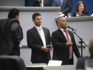 No microfone, o líder do prefeito, vereador Chiquinho Telles, durante sessão na Câmara. (Foto: Marcos Ermínio/Arquivo).