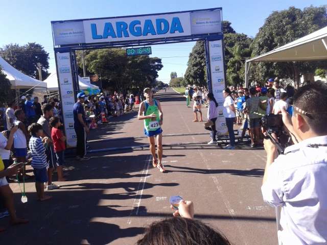 Corrida de incentivo ao atletismo re&uacute;ne mais de 400 participantes
