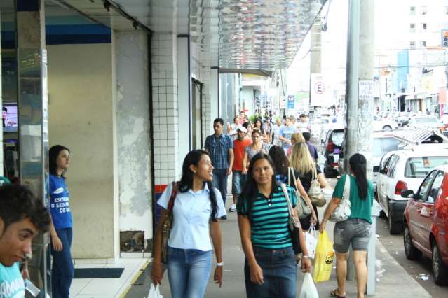 Comerciantes esperam faturar at&eacute; 15% a mais com Natal de 2013