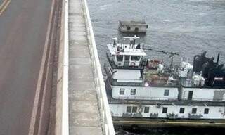Barco abriu fenda de 20 centímetros em um dos pilares da ponte. (Foto: Anderson Gallo/Diário Corumbaense)