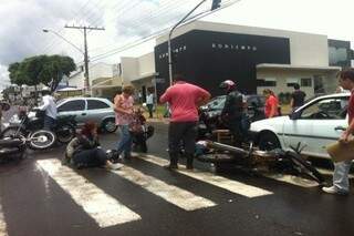 Acidente envolvendo um carro e duas motocicletas deixou trânsito confuso (Foto: Nícholas Vasconcelos)