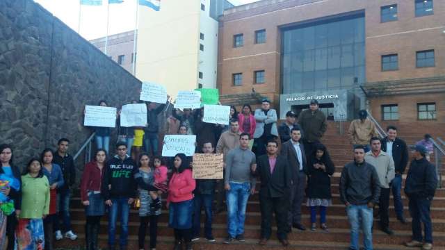 Familiares de presos por sequestro de garoto alegam inoc&ecirc;ncia em protesto