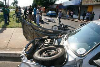 Frente do Fiat ficou desdtruída após colisão em motocicleta. (Foto: Chico Ribeiro)