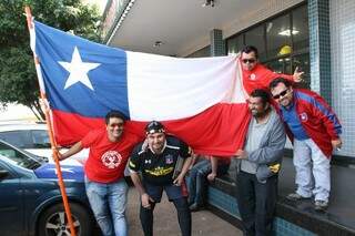 Marco e os amigos irão acompanhar os três jogos do Chile (Foto: Marcos Ermínio)