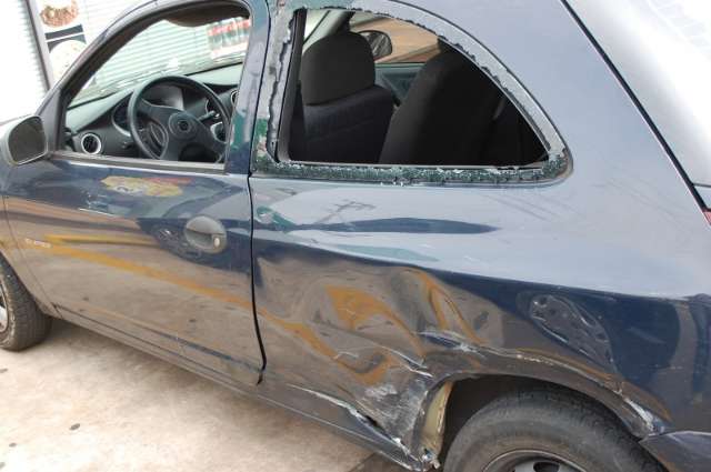 Motociclista fura sinal, causa acidente e foge a p&eacute; do local